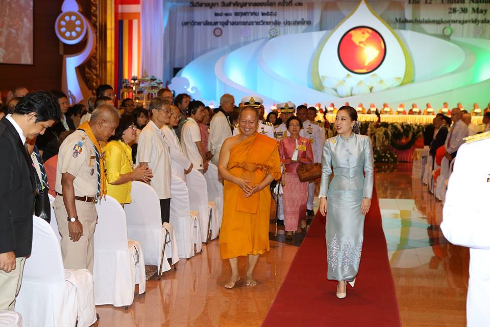 Putri Bajrakitiyabha (kanan) meninggalkan acara setelah mewakili Pangeran Mahkota Thailand Maha Vajiralongkorn dalam upacara pembukaan Peringatan Hari Vesak PBB 2015, Kamis (28/5/2015).